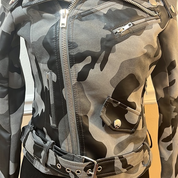 Denim 4 Us camouflage Gray/black off the shoulder jacket. Size small - Picture 5 of 5